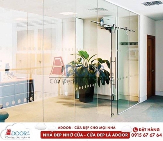 Mẫu cửa kính cường lực lùa treo tại không gian nhà hàng