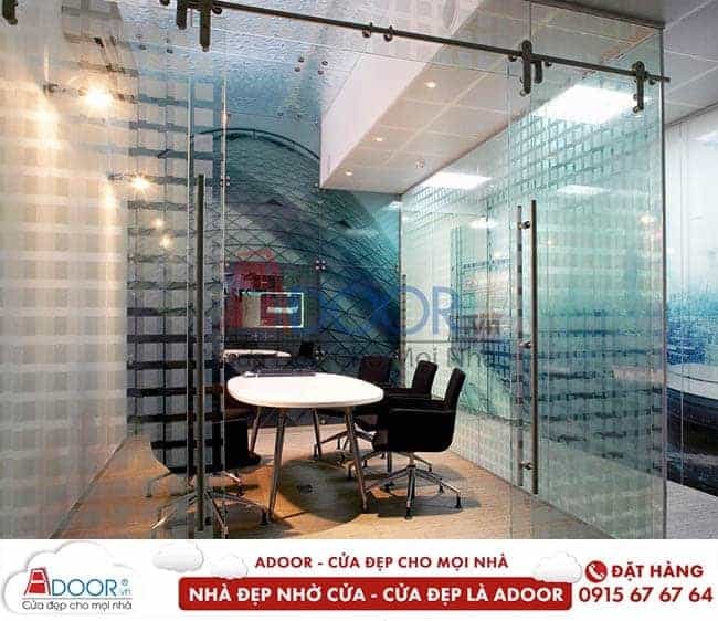 Mẫu cửa kính cường lực tại các phòng họp mang không gian thoáng mát