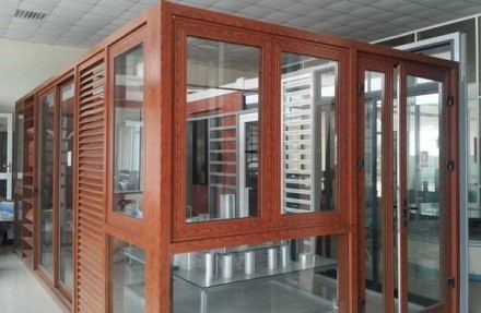 Hệ thống cửa nhôm kính giả gỗ 