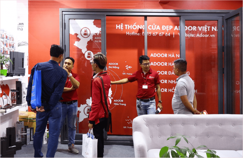 Tư vấn khách hàng tận tình về cửa nhôm xingfa nhập khẩu