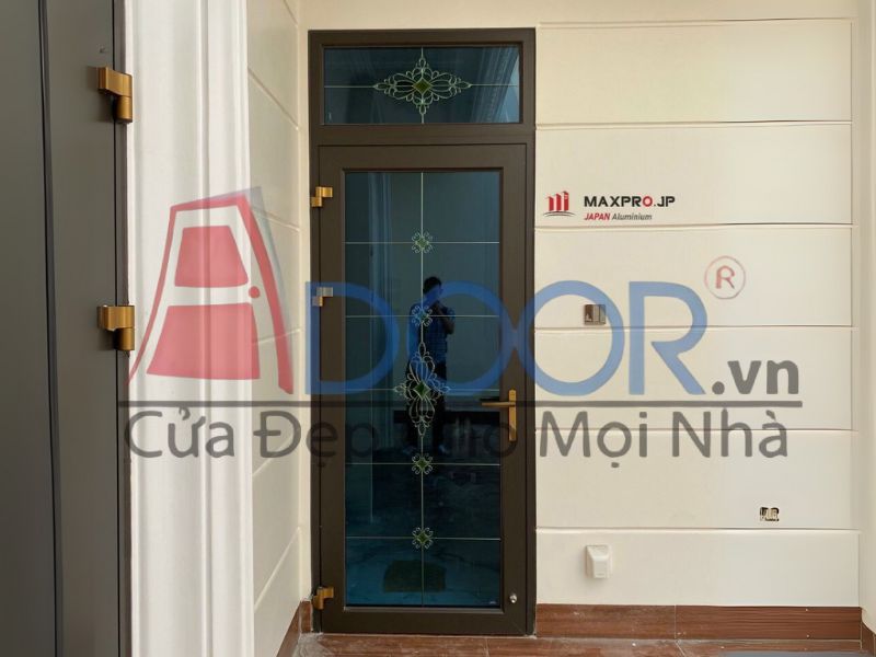 Mẫu Cửa đi mở quay nhôm maxpro