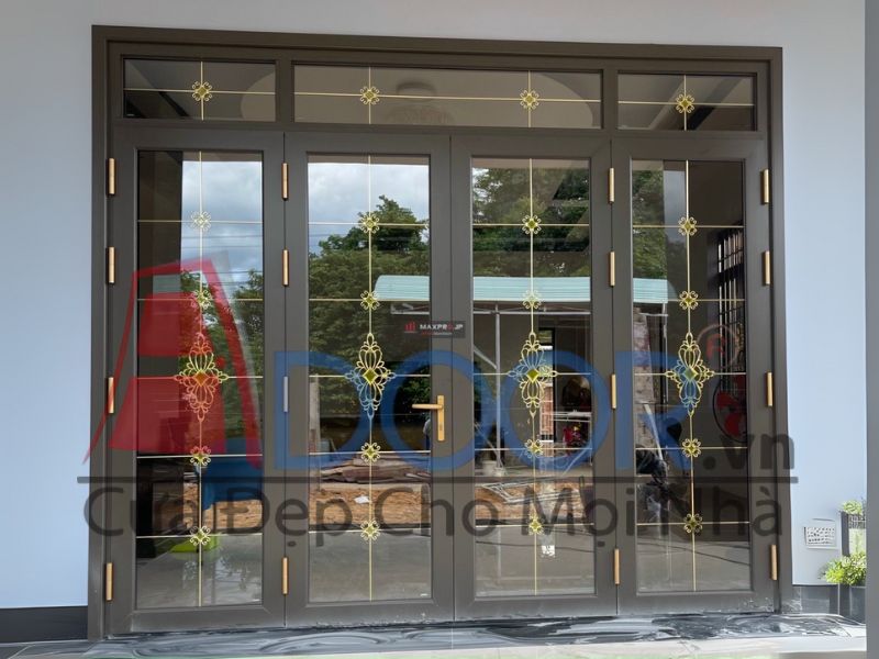 Mẫu Cửa đi mở quay nhôm maxpro