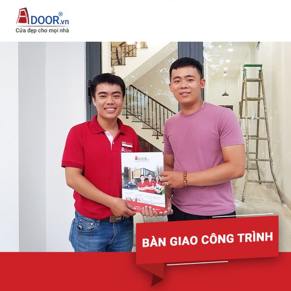 Hình ảnh khách hàng đang hài lòng kiểm tra và nghiệm thu công trình