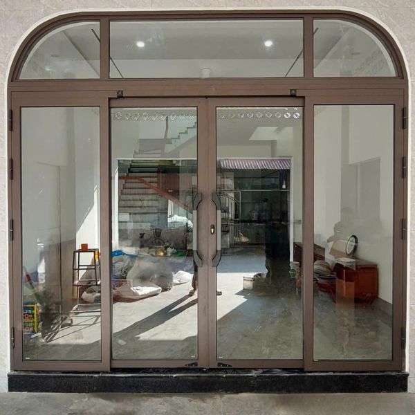 Cửa nhôm hệ trượt quay màu nâu đem lại sự ấm áp cho không gian