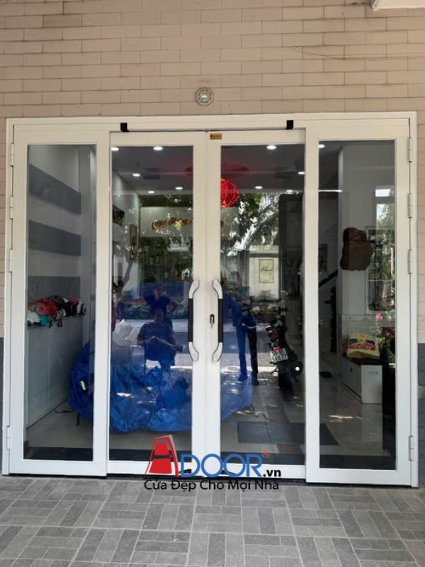 Cửa nhôm kính trượt quay Adoor màu trắng, tạo cảm giác sáng sủa và hiện đại