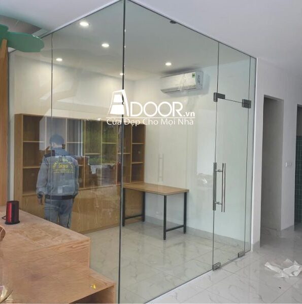 Mẫu cửa kính cường lực mở quay Adoor