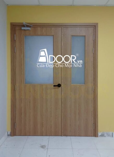 Mẫu cửa nhựa composite có kính cường lực mờ