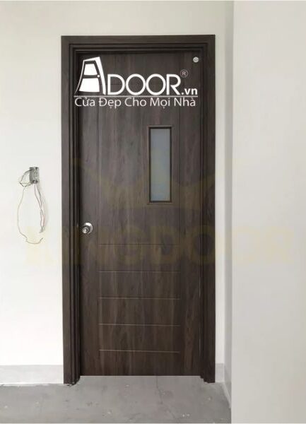 Mẫu cửa nhựa composite có ô kính mờ lấy sáng