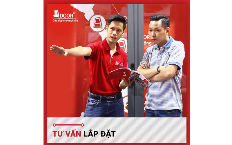 Nhân viên Adoor tư vấn lựa chọn cửa nhôm
