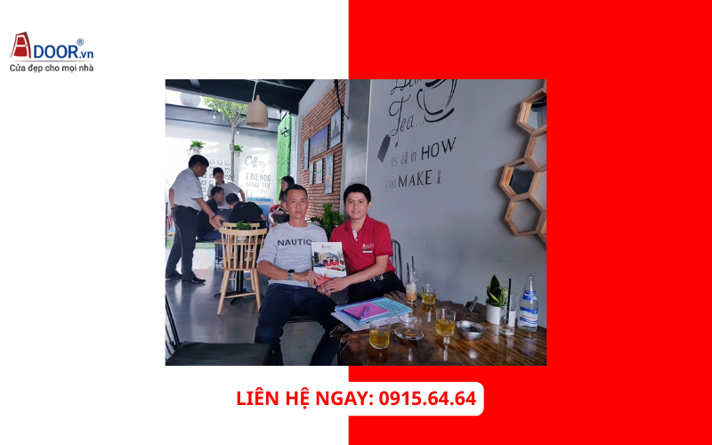Khách hàng trao đổi cùng nhân viên Adoor