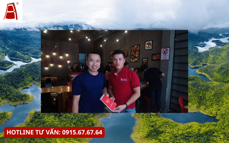 Khách hàng trao đổi cùng nhân viên Adoor Khách hàng trao đổi cùng nhân viên Adoor