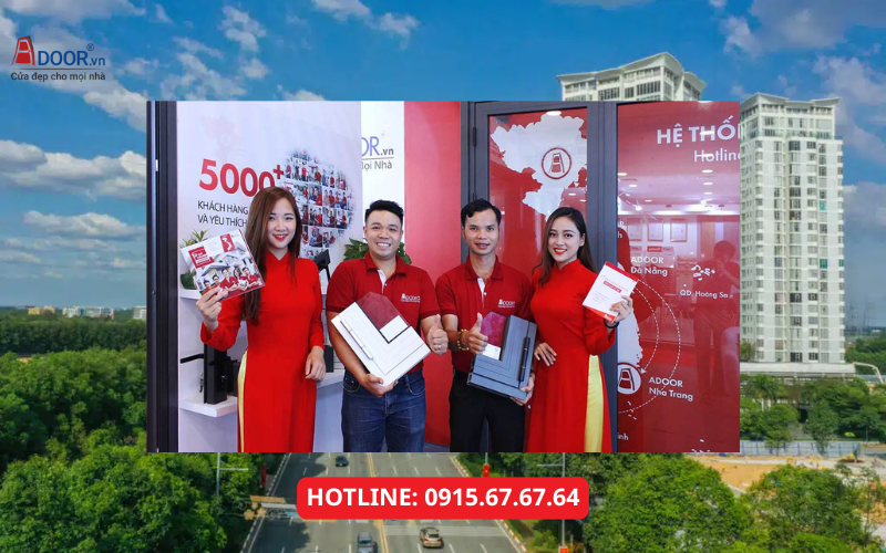 Khách hàng tìm hiểu sản phẩm tại hệ thống Adoor