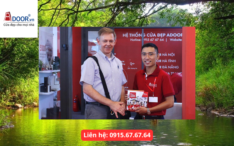 Khách hàng tìm hiểu sản phẩm tại Adoor