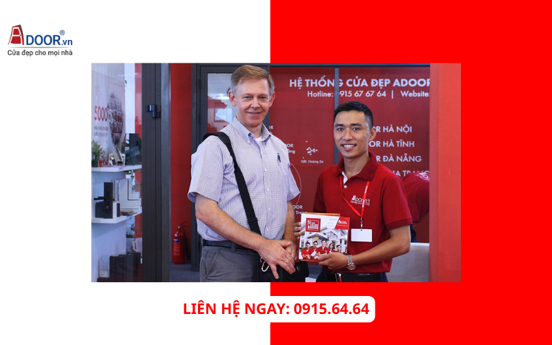 Khách hàng tham khảo sản phẩm tại Adoor