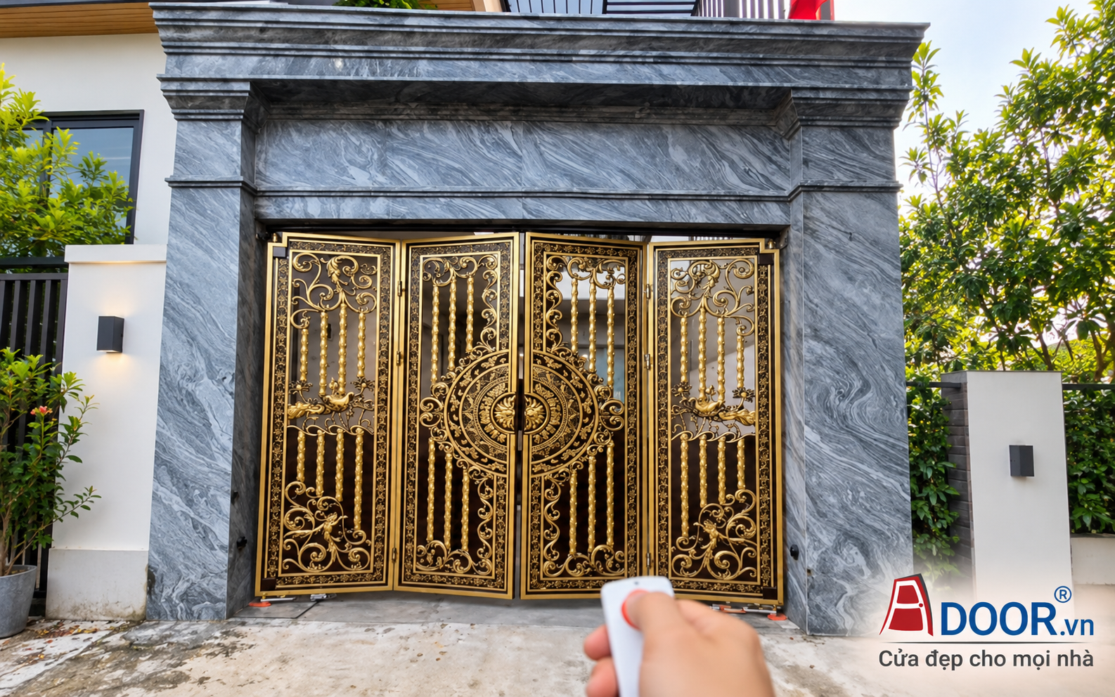 cửa cổng tự động 4 cánh hoa văn mạ vàng biệt Adoor